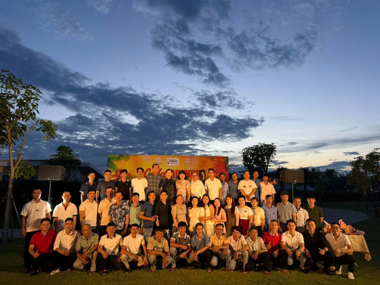 Ảnh tập thể trong chương trình Gala Dinner do iWIN cung cấp